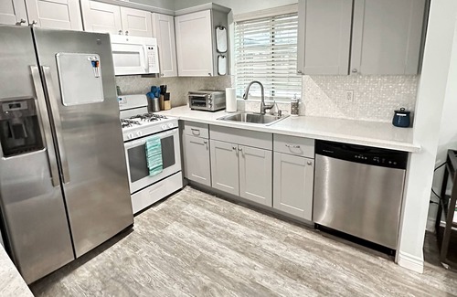 Lake Balboa House | Beachy Bungalow close to all LA theme parks and attractions!