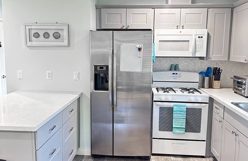 Lake Balboa House | Beachy Bungalow close to all LA theme parks and attractions!
