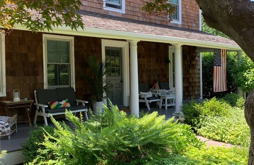Village of Southampton House | Beachy Chic South of the Hwy in SH Village just 3blks to shops, food and fun!🏖️