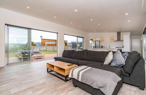 Mangawhai Heads House | Beachy Dreams - Modern, spacious, sunny home in quiet cul-de-sac with lovely rural outlook