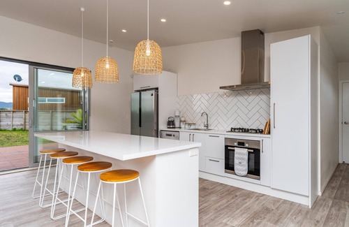 Mangawhai Heads House | Beachy Dreams - Modern, spacious, sunny home in quiet cul-de-sac with lovely rural outlook