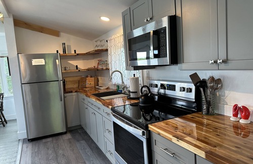 Brunswick Cottage | Beachy Vibes Only ! Updated Oceanfront Gem for 2