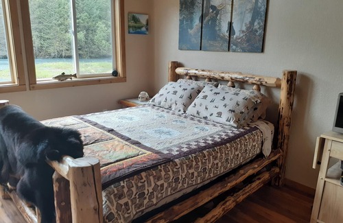 Bear Creek Cabin | Bear and Berry Lodge - The Most Beautiful Spot in Seward!