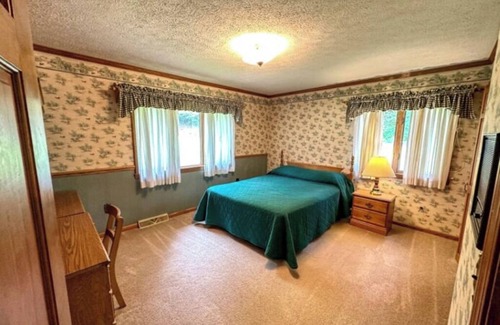Cabins Cottage | Bear Paw Cottage- North Fork River Front with a 12 minute drive to Seneca Rocks