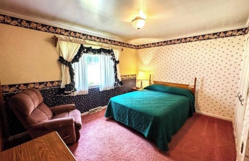 Cabins Cottage | Bear Paw Cottage- North Fork River Front with a 12 minute drive to Seneca Rocks