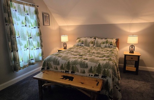 Northwest Piscataquis Bed & Breakfast | Bears Den Lodge B & B Room 4