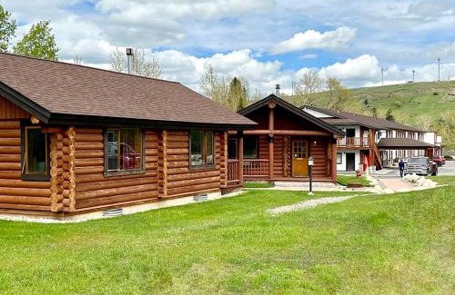 Red Lodge Hotel | Beartooth Hideaway Inn & Cabins