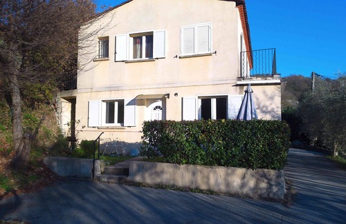 Contes Cottage | Beau Gîte Indépendant en rez de Jardin
