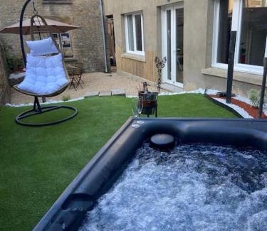 Avranches Apartment | Beau Loft room proche mont saint Michel jaccuzi illimité en plein centre Avranches