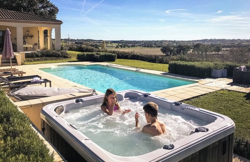 Le Cler House | Beaumont, beautiful villa with private swimming pool and jacuzzi