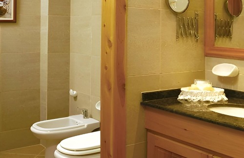 San Carlos de Bariloche Hotel | Beautifully Furnished Lakeview Room Perfect for Couples Near Bariloche Center