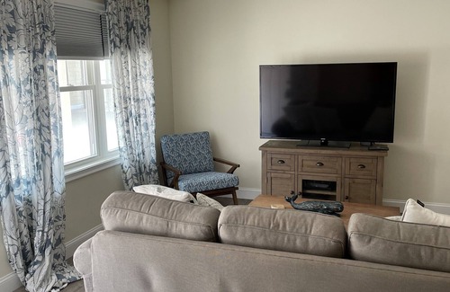 Hampton Condo | Beautiful 1-Bedroom Luxury Condo Sleeps Up to 4, Block to Beach