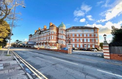 Boscombe Apartment | Beautiful 1 bedroom self contained apartment, Allocated parking, Gym and Pool Table, near to Seafront and Highstreet - Brought to you by Coastline Retreats