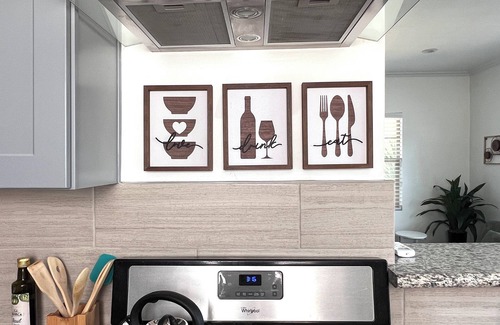 Mid-Wilshire Apartment | Beautiful 1BR, Central Location. Parking and Patio