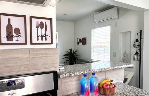 Mid-Wilshire Apartment | Beautiful 1BR, Central Location. Parking and Patio
