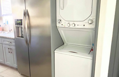 Mid-Wilshire Apartment | Beautiful 1BR, Central Location. Parking and Patio