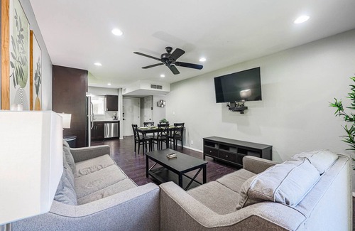 Fashion Square Apartment | Beautiful 1BR Condo with Pool for Relaxing Stays Next to Mall & Bars