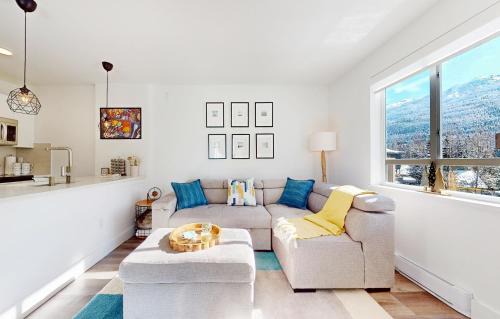 Village North Apartment | Beautiful 1BR in Village Centre