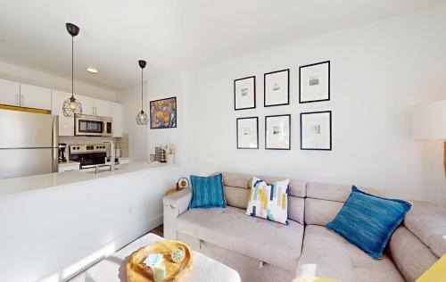 Village North Apartment | Beautiful 1BR in Village Centre