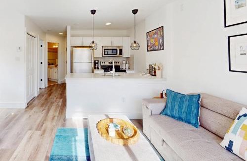 Village North Apartment | Beautiful 1BR in Village Centre