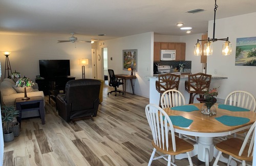 Duval Villa | Beautiful 2/2 Villa w/4 Seater Gas Golf Cart, BBQ Grill, and WiFi!