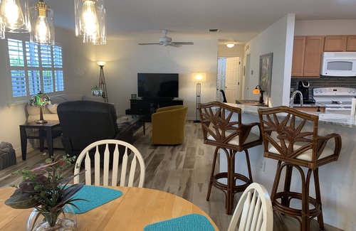 Duval Villa | Beautiful 2/2 Villa w/4 Seater Gas Golf Cart, BBQ Grill, and WiFi!