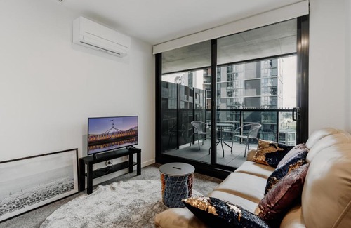 Belconnen Apartment | Beautiful 2-Bed Near Shops with Lakeside Views