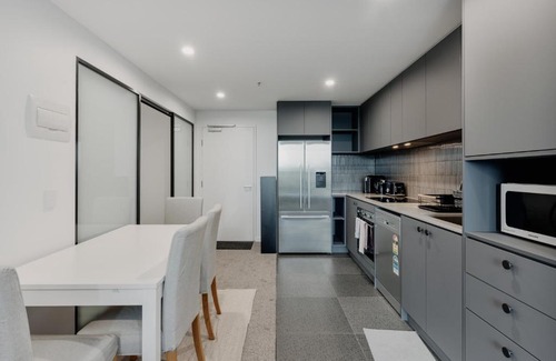 Belconnen Apartment | Beautiful 2-Bed Near Shops with Lakeside Views