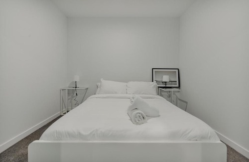 Belconnen Apartment | Beautiful 2-Bed Near Shops with Lakeside Views