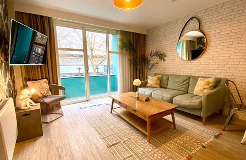 Poole Apartment | Beautiful 2 Bedroom Apartment inc. Parking & Wifi