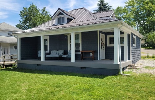 Millersport House | Beautiful 2 Bedroom GRACE COTTAGE. Adjacent to lake