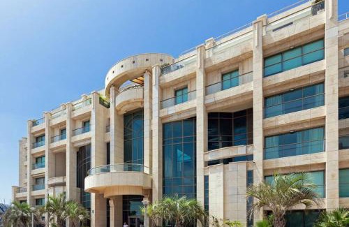 Herzliya Pituach Apartment | Beautiful 2bd family apt by the beach - pool & parking & gym