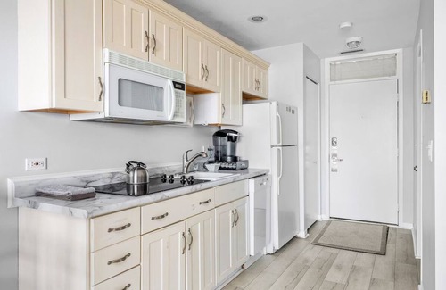 Acme Condo | 🏖️ Beautiful 2BDR Lake View Getaway @ The Shores ➠ 5579