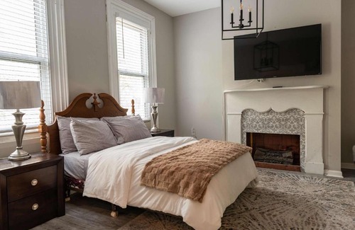 Central Northside Apartment | Beautiful 3-Bed Home w Parking Near AGH