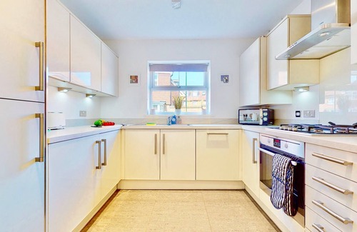 Eccles House | Beautiful 3 Bed Semi-detached House With Driveway and Garden, King's Hill