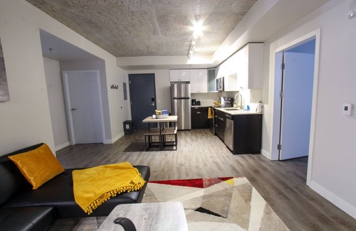 Southcenter Apartment | BEAUTIFUL 3 bedroom 2 bathroom skyrise with mountain view!