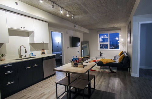 Southcenter Apartment | BEAUTIFUL 3 bedroom 2 bathroom skyrise with mountain view!