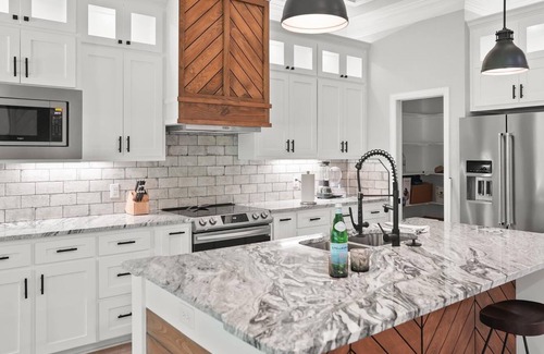 Flint House | Beautiful 3-bedroom, 2 Bath New Build Home on Lake Palestine with WiFi, AC