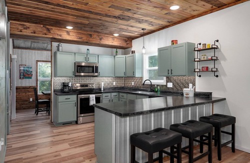 Umber View Heights Cabin | Beautiful 3 bedroom cabin in the woods close to the lake