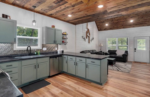 Umber View Heights Cabin | Beautiful 3 bedroom cabin in the woods close to the lake