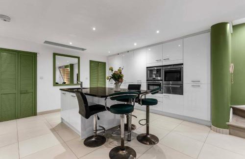 Holland Park Apartment | Beautiful 3-Bedroom House with Garden and Rooftop Retreat