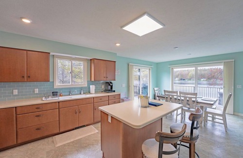 Hart House | Beautiful 3-bedroom lake house with hot-tub, AC, WiFi in Hart, 8 mi from Dunes