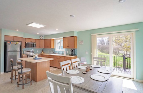 Hart House | Beautiful 3-bedroom lake house with hot-tub, AC, WiFi in Hart, 8 mi from Dunes