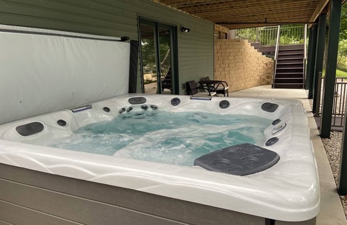 Hart House | Beautiful 3-bedroom lake house with hot-tub, AC, WiFi in Hart, 8 mi from Dunes
