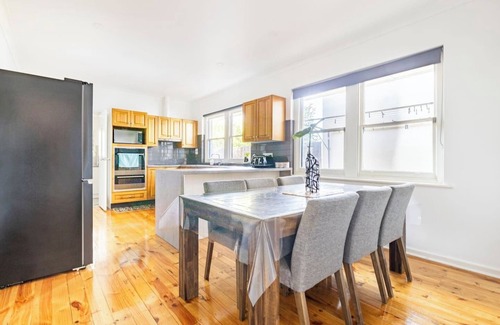 Royal Park House | Beautiful 3 Bedrooms BNB between Airport and Sea