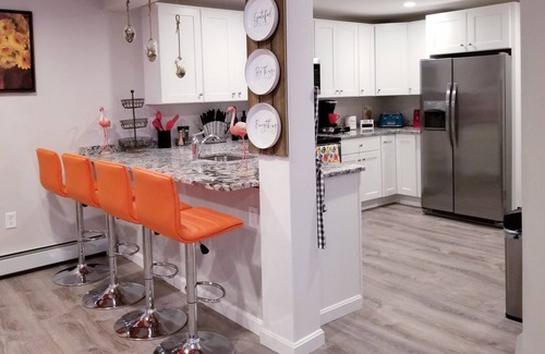 Pawtucket Apartment | 🤗Beautiful 3 BR apt, Fast WiFi & free Parking mins to Shopping Malls!🥳