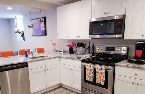 Pawtucket Apartment | 🤗Beautiful 3 BR apt, Fast WiFi & free Parking mins to Shopping Malls!🥳