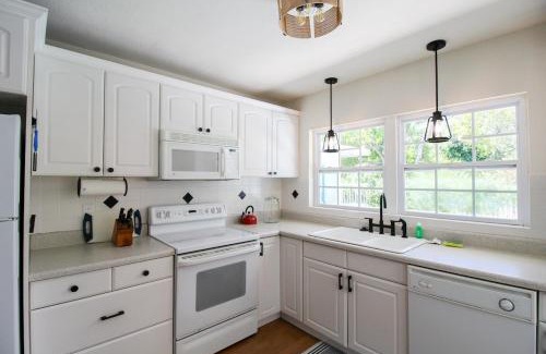 Gulf Gate Estates House | Beautiful 3 BR pool home minutes from Siesta Key - Blue Dolphin