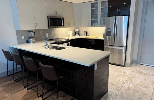 Downtown Halifax Apartment | Beautiful 3Bed/2Bath Apartment
