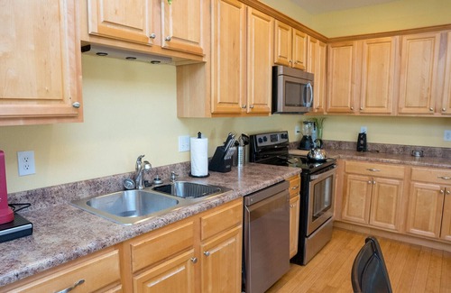 Kreole Apartment | Beautiful 3BR 2BA/Full Kitchen/Balcony/W&D